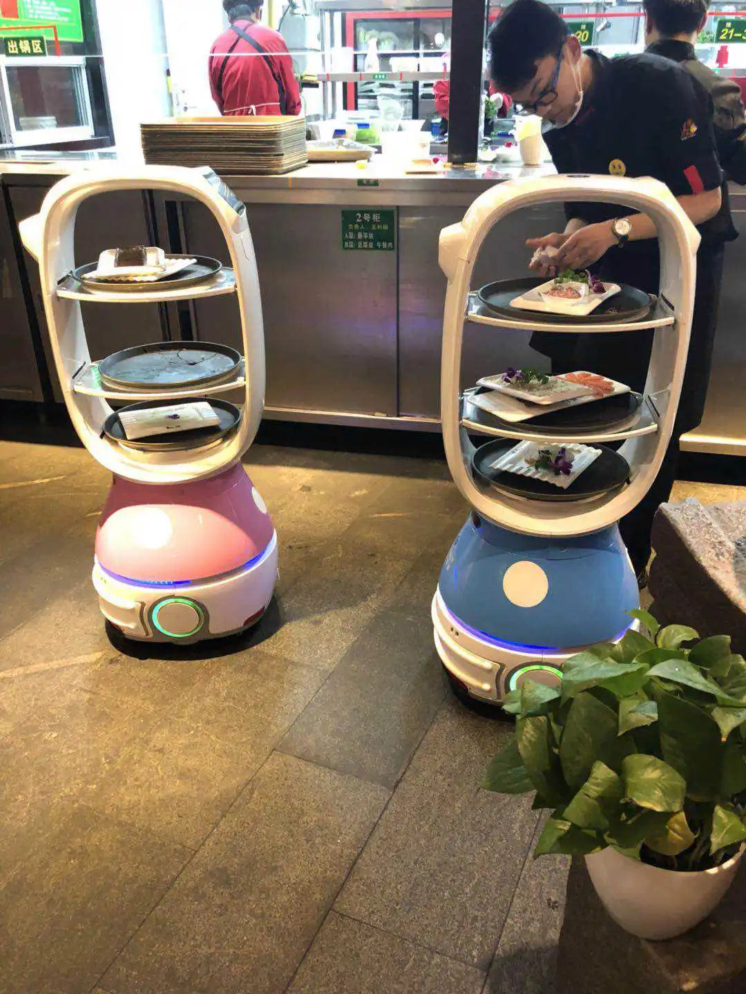 2020 Most Welcomed Leeno Customized Intelligent Food Delivery Smart Robot for Restaurant
