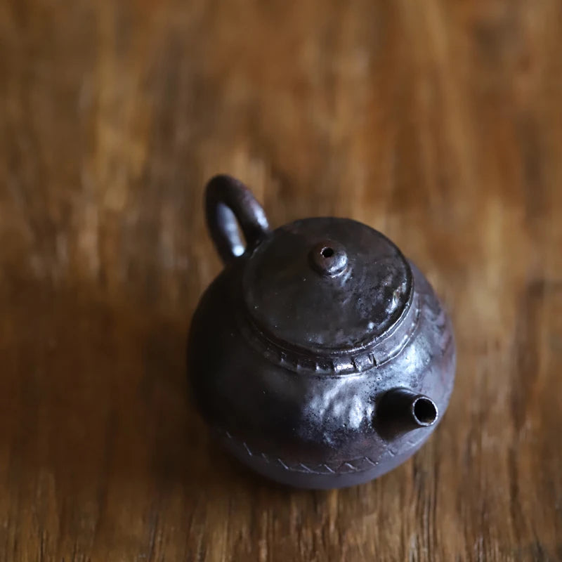 Chu. Kabu ExplorEs Objects Holds PurPle Clay Firewood To Make TeapoTs, Brew Tea Pots, And Sketch Pots. Handmade Bare Glazed