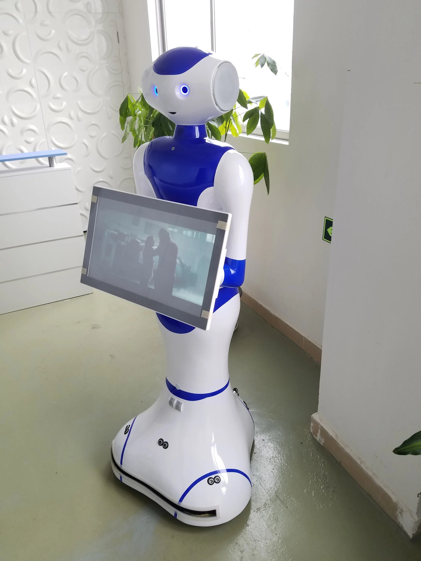 English speech robot artificial intelligence educational robot use in school museum application AI voice guide robot