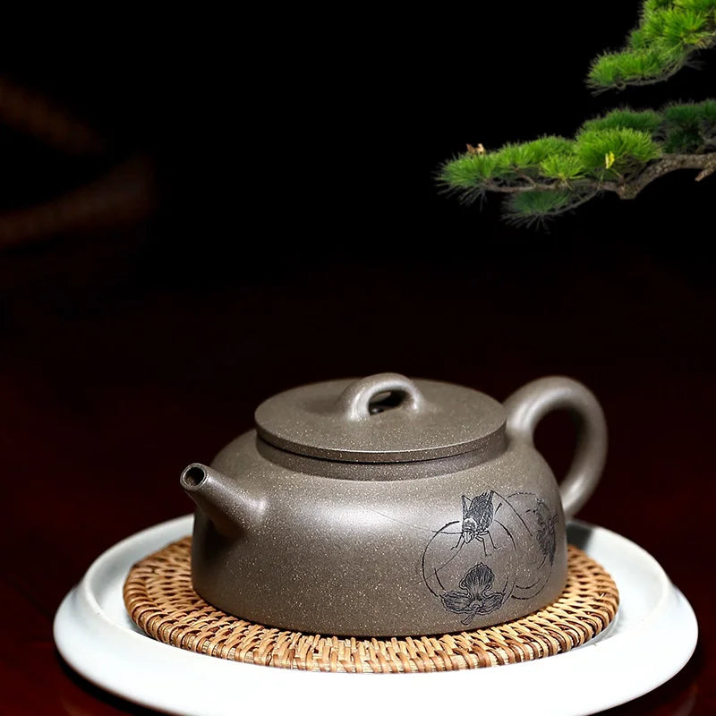 |True art engraving pure manual teapot yixing are recommended by kung fu tea green cover period of mud fish pot